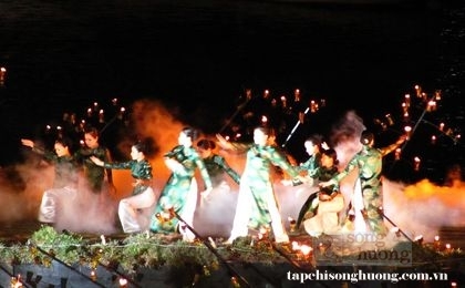 Dòng Hương như ngừng trôi trong đêm giã bạn